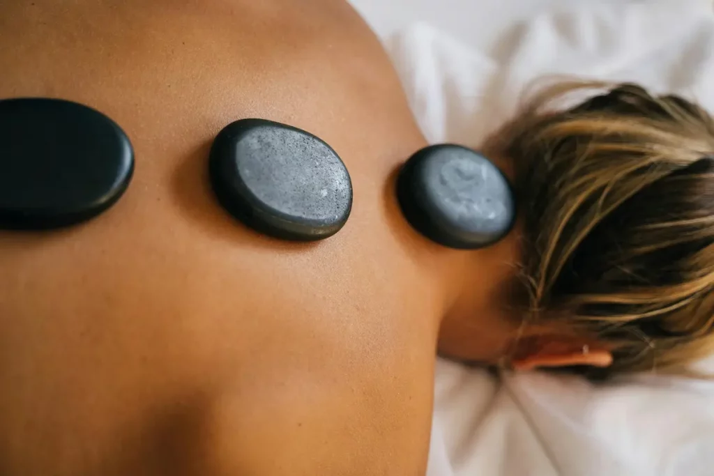 Kit de massage pierres chaudes : les indispensables pour une séance réussie 3 bienfaits massage pierres chaudes
