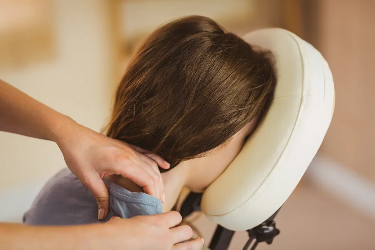 chaise de massage : une séance de massage assis, le client reste habillé et la têtière soutient le visage