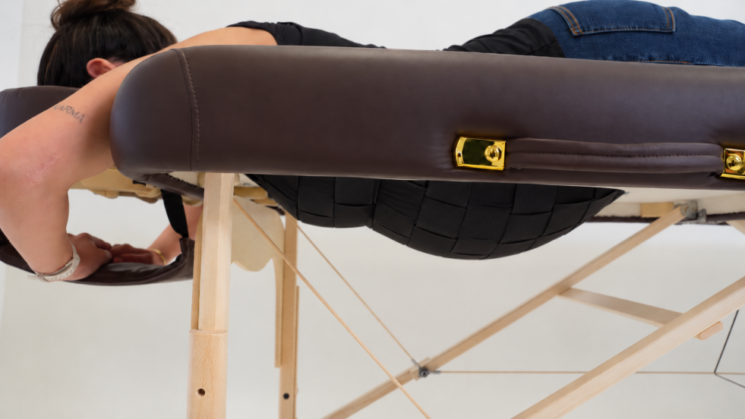 Cavité et filet de soutien de la table NEST, prévue pour le massage de la femme enceinte