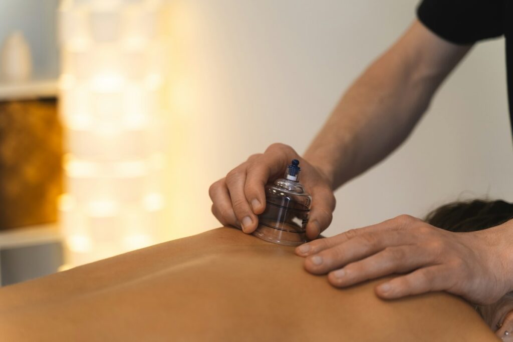 Ventouse sous vide posée à la main sur le dos d’un client allongé